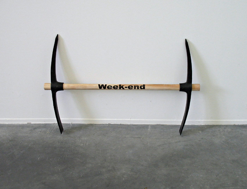 Week-end. Pioches en acier, manche de bois et transfert typographique. 100 x 50 cm, 2007.