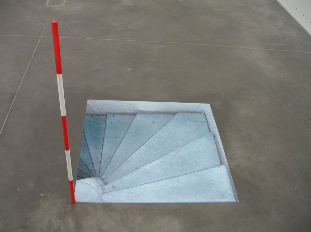 Escalier, Tirage sur PVC et tuteur PVC. 90 x 90 x 90 cm, 2007.